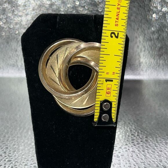 Vintage Swirl Circle Brooch Minimalist Pin Gold-Tone Classic Design Regency Y2K - Picture 3 of 7
